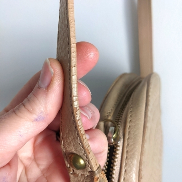 ISABELLA Fiore Nude Leather Round Canteen Crossbody Purse - Picture 5 of 14